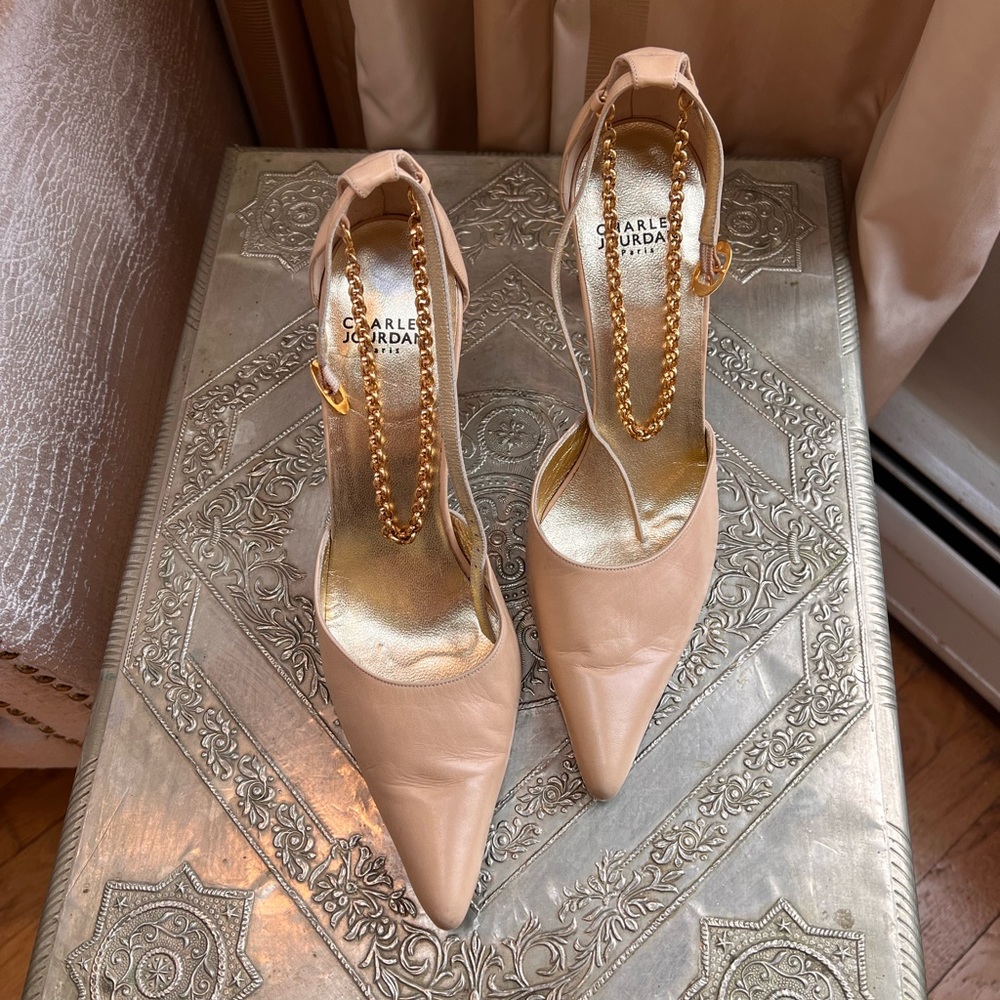 Gold chain Caramel colored heels with bold gold heel and chain. Size 38.